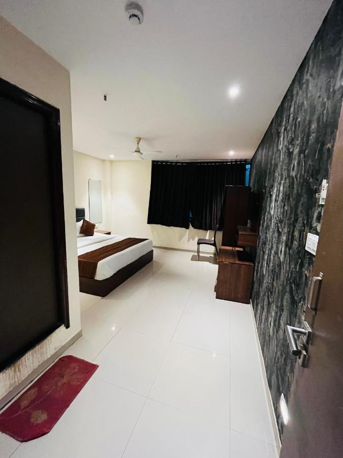 Hotel Nova Vesu 수라트 외부 사진