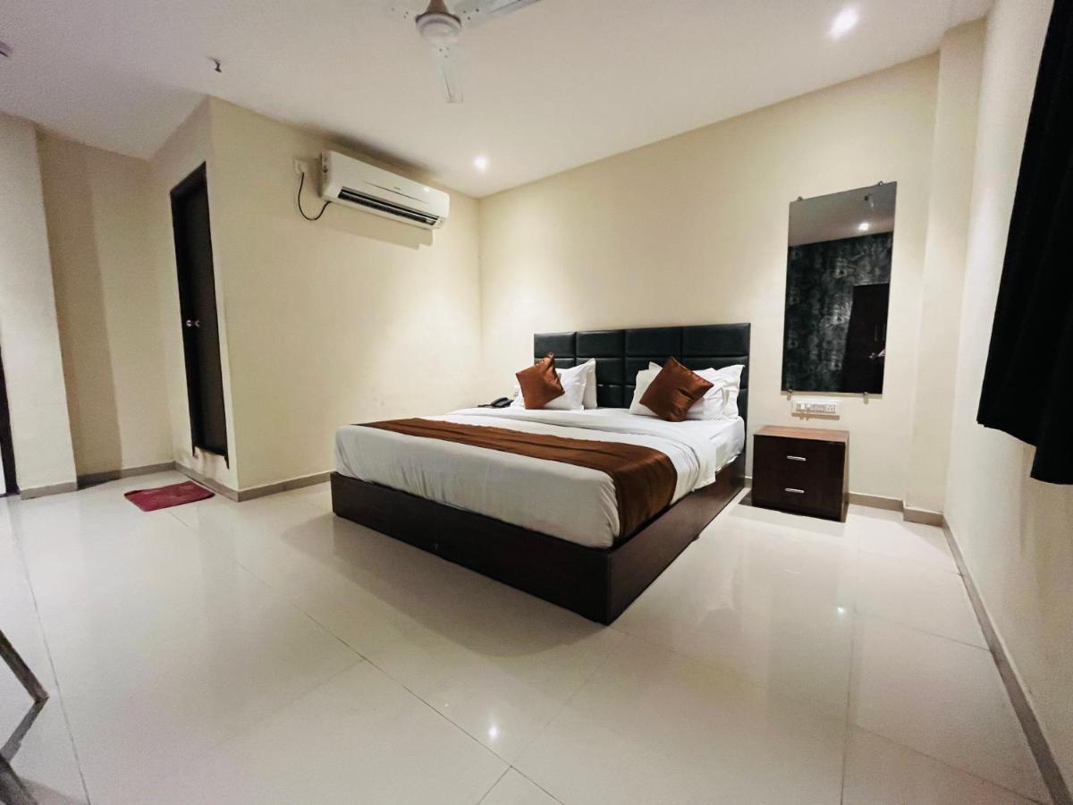 Hotel Nova Vesu 수라트 외부 사진