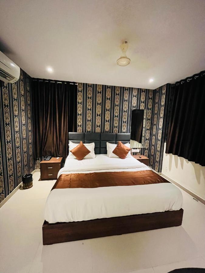 Hotel Nova Vesu 수라트 외부 사진