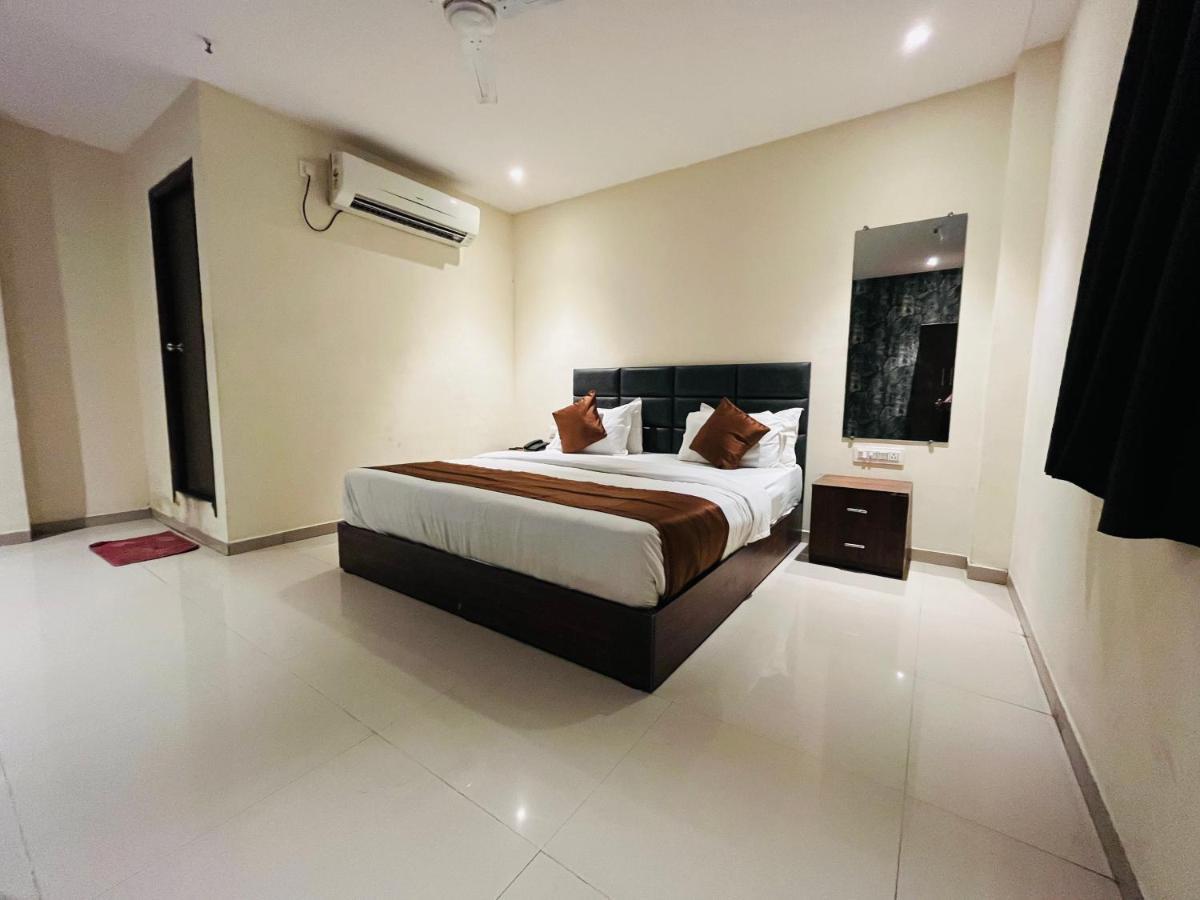 Hotel Nova Vesu 수라트 외부 사진